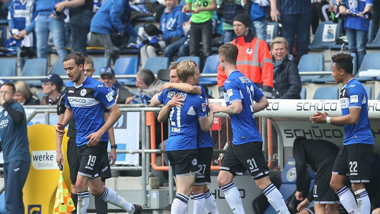 Bielefelds Torschütze Andreas Voglsammer (Mitte) feiert seinen Treffer zum 1:0 mit seinen Teamkameraden. Bielefelds Torschütze Andreas Voglsammer (Mitte) feiert seinen Treffer zum 1:0 mit seinen Teamkameraden.