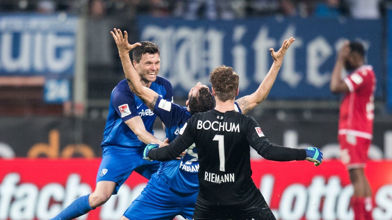 Die Bochumer Tim Hoogland (l-r), Patrick Fabian und Torwart Manuel Riemann freuen sich nach dem 3:2 gegen den FCK. Die Bochumer Tim Hoogland (l-r), Patrick Fabian und Torwart Manuel Riemann freuen sich nach dem 3:2 gegen den FCK.