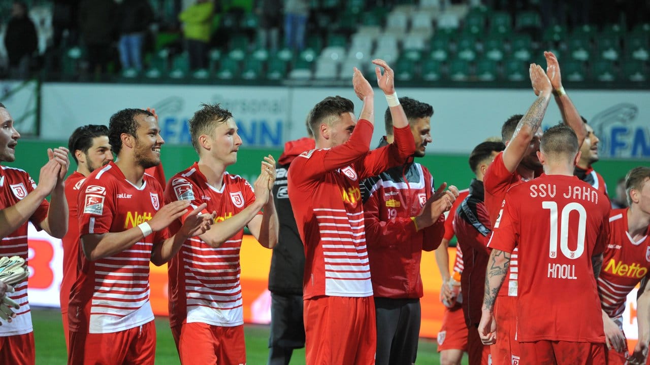 Die Spieler von Jahn Regensburg feiern ihren Sieg über die SpVgg Greuther Fürth mit den Fans. Die Spieler von Jahn Regensburg feiern ihren Sieg über die SpVgg Greuther Fürth mit den Fans.