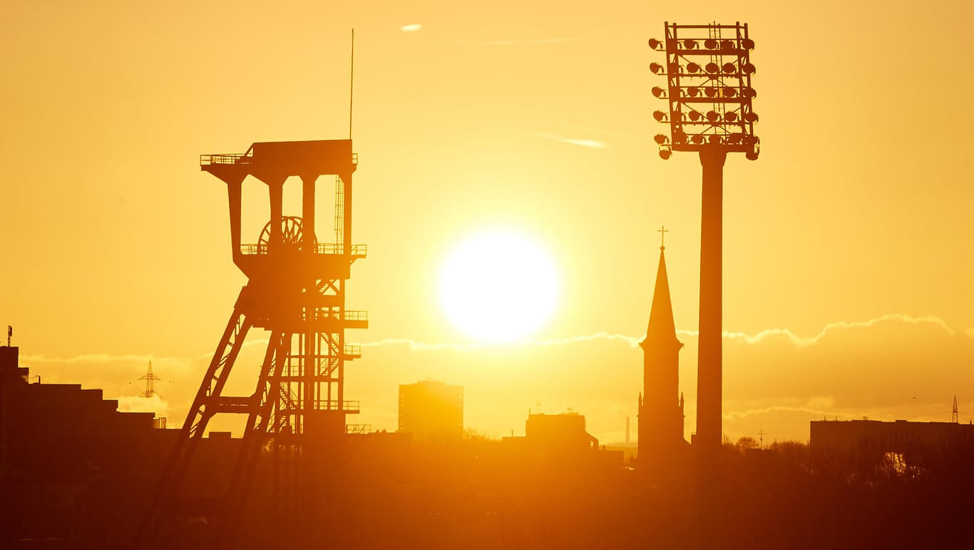 Schönes Wetter: Die Sonne geht über dem Förderturm der Zeche Holland in Bochum.
