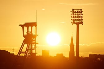 Schönes Wetter: Die Sonne geht über dem Förderturm der Zeche Holland in Bochum.