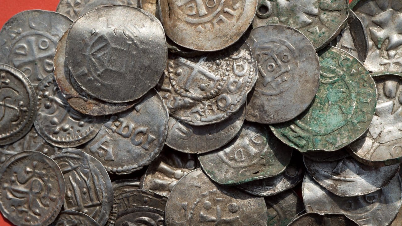 "Dieser Schatz ist der größte Einzelfund von Blauzahn-Münzen im südlichen Ostseeraum und damit von herausragender Bedeutung", ordnet Grabungsleiter Michael Schirren den Fund ein.
