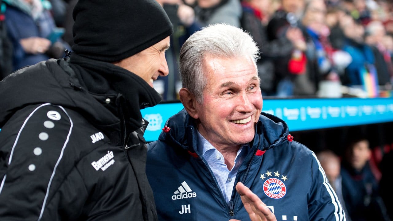 Leverkusens Trainer Heiko Herrlich (l) und Bayern-Trainer Jupp Heynckes begrüßen sich vor einem Spiel.