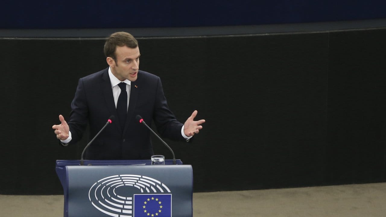 Macron ruft im EU-Parlament zur Verteidigung der "europäischen Demokratie" gegenüber autoritären Tendenzen auf.
