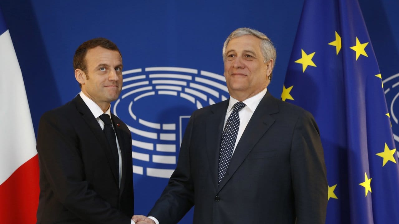 Emmanuel Macron wird von Antonio Tajani, Präsident des Europäischen Parlaments, begrüßt.