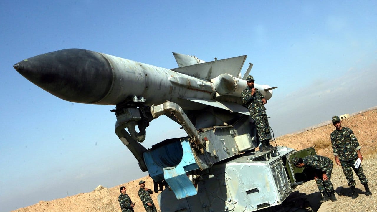 Iranische Boden-Luft-Rakete vom Typ S-200.