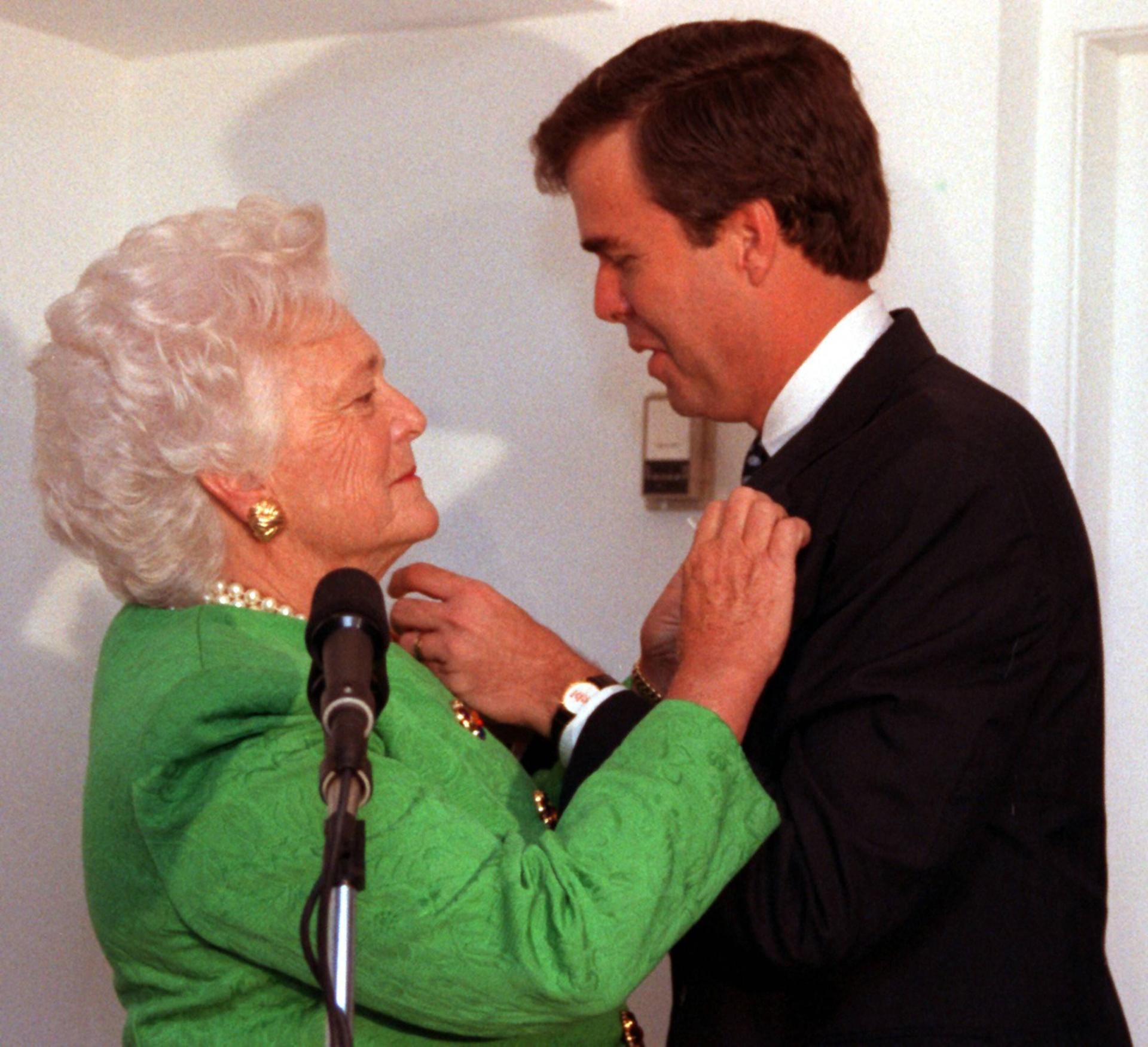 1994: Barbaras Sohn Jeb bewarb sich erstmals für das Gouverneursamt. Die Unterstützung seiner Mutter war ihm sicher.