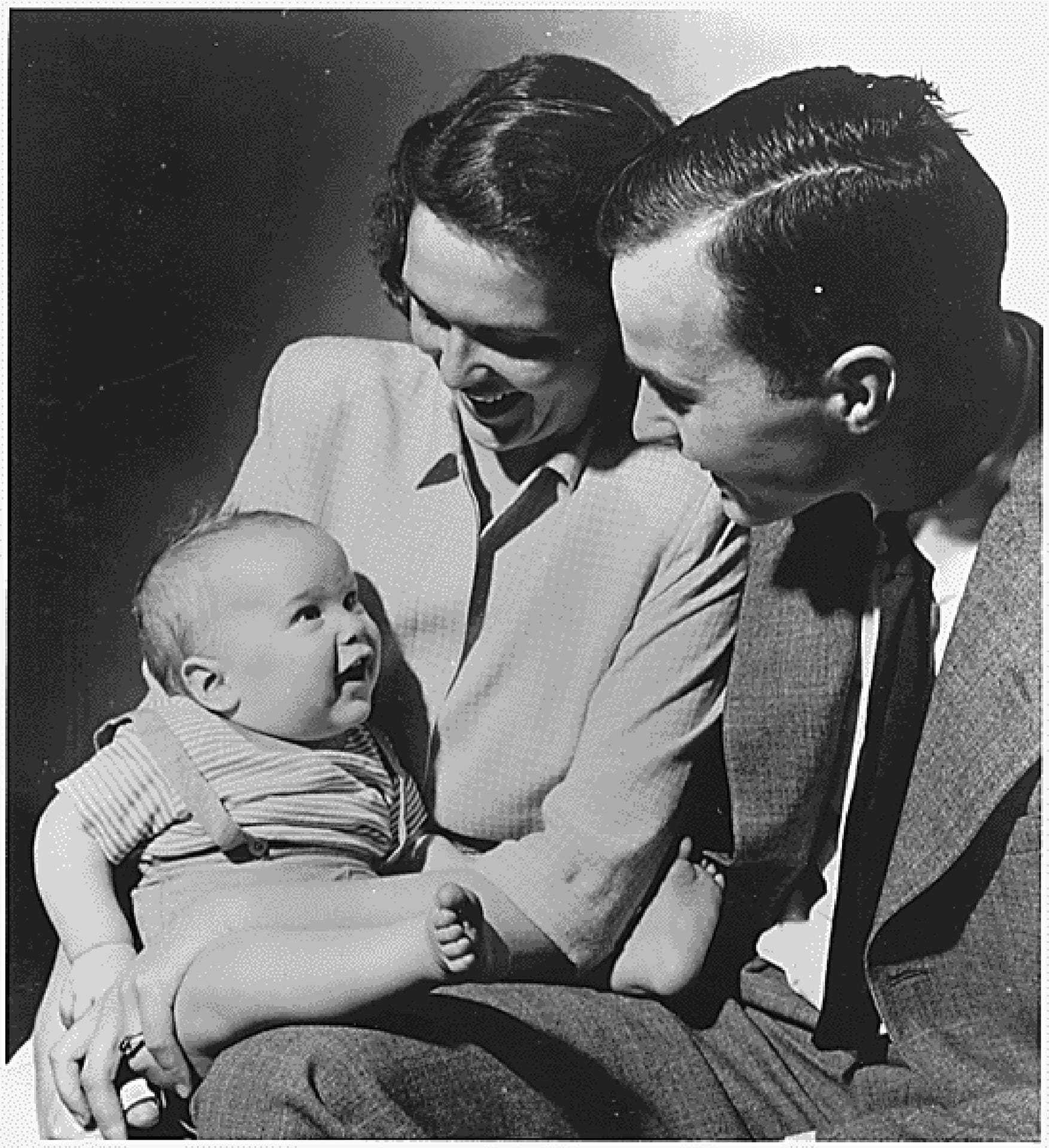 1947: Barbara Bush war nicht nur starke Ehefrau, sondern auch Mutter. Hier präsentiert sie ihren Erstgeborenen George W. Bush.