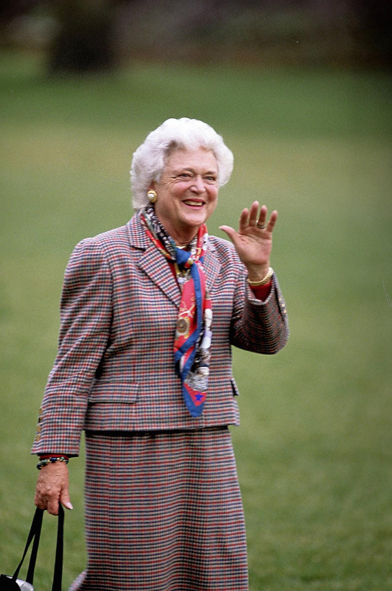 1990: Barbara Bush war bekannt für ihre direkte Art, außerdem brachte sie einen "großmütterlicher" Stil nach Washington.