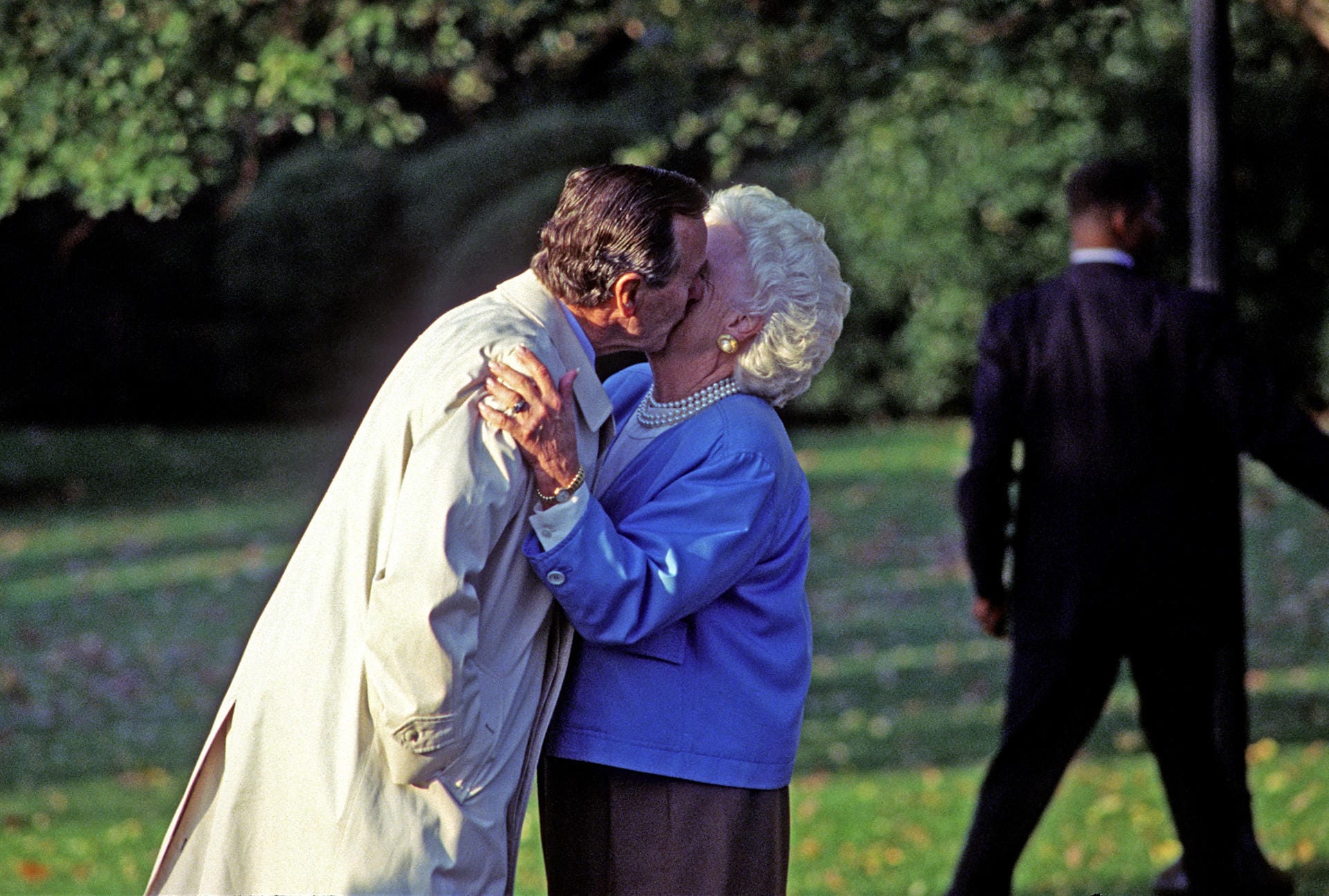 1992: George H. W. Bush und Barbara Bush heirateten 1945.