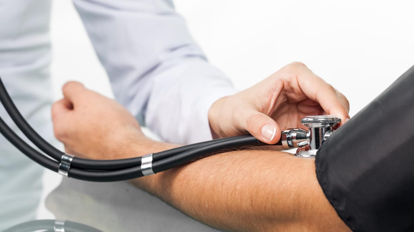 Beim Blutdruckmessen zu Hause gelten andere Grenzwerte als beim Arzt.