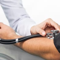 Beim Blutdruckmessen zu Hause gelten andere Grenzwerte als beim Arzt.