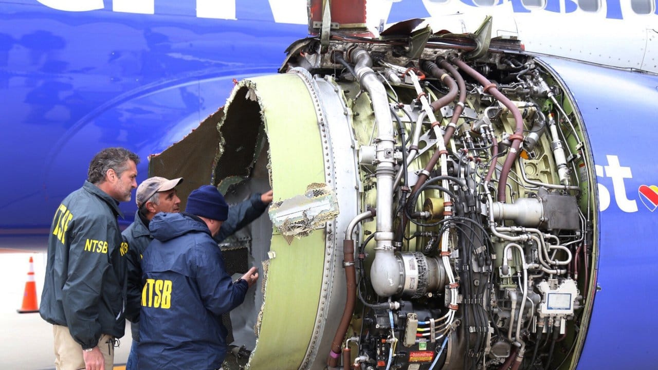 Ermittler untersuchen die zerstörte Turbine des Jets der Southwest Airlines. Ermittler untersuchen die zerstörte Turbine des Jets der Southwest Airlines.