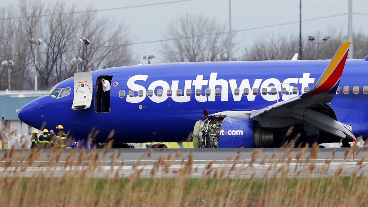 Der Jet der Southwest Airlines nach der Notlandung auf dem Flughafen von Philadelphia. Der Jet der Southwest Airlines nach der Notlandung auf dem Flughafen von Philadelphia.