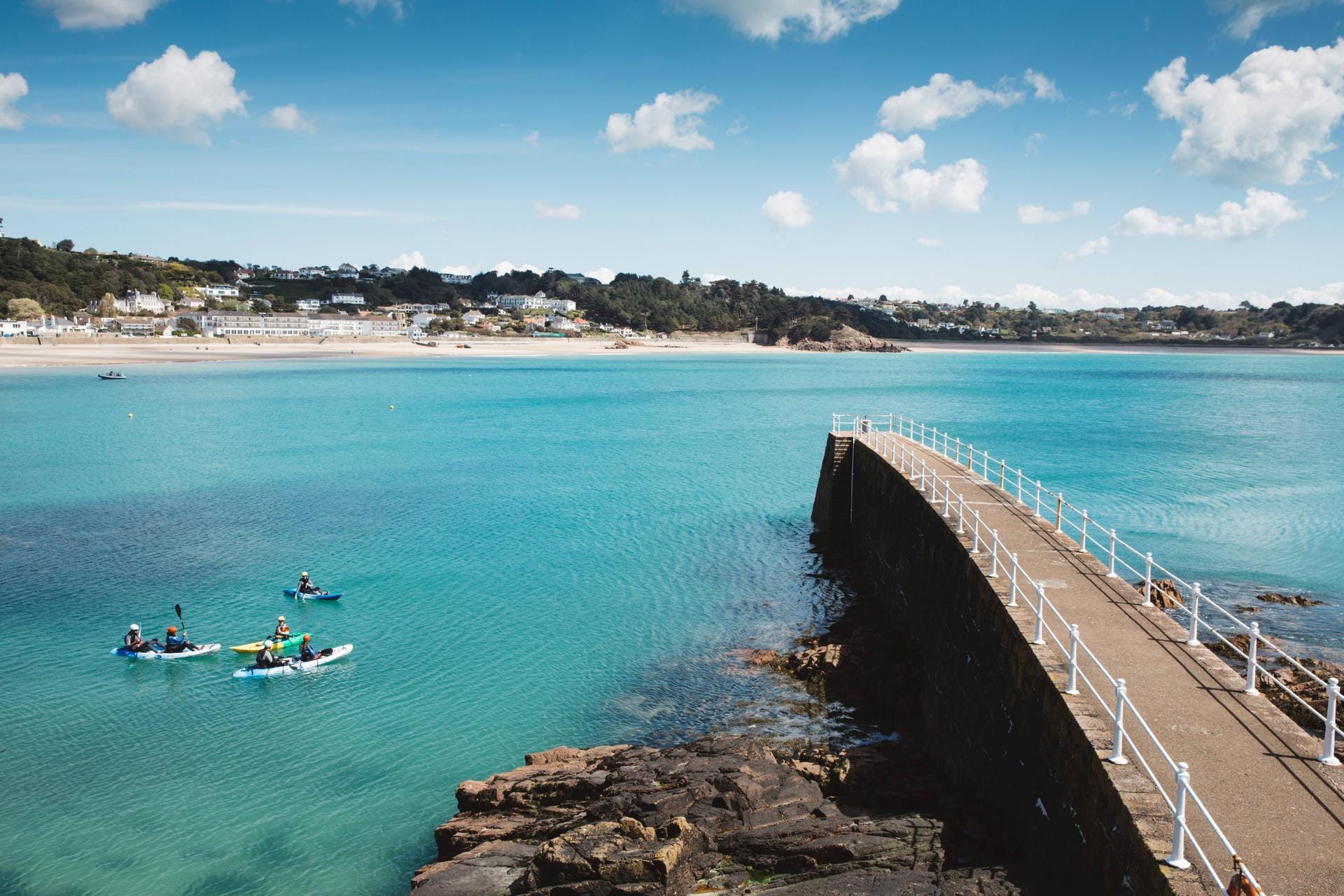 St. Brelade's Bay: Während Ihres Inselurlaubs können Sie in dieser Bucht aus vielen Wassersport-Aktivitäten wählen. St. Brelade's Bay: Während Ihres Inselurlaubs können Sie in dieser Bucht aus vielen Wassersport-Aktivitäten wählen.
