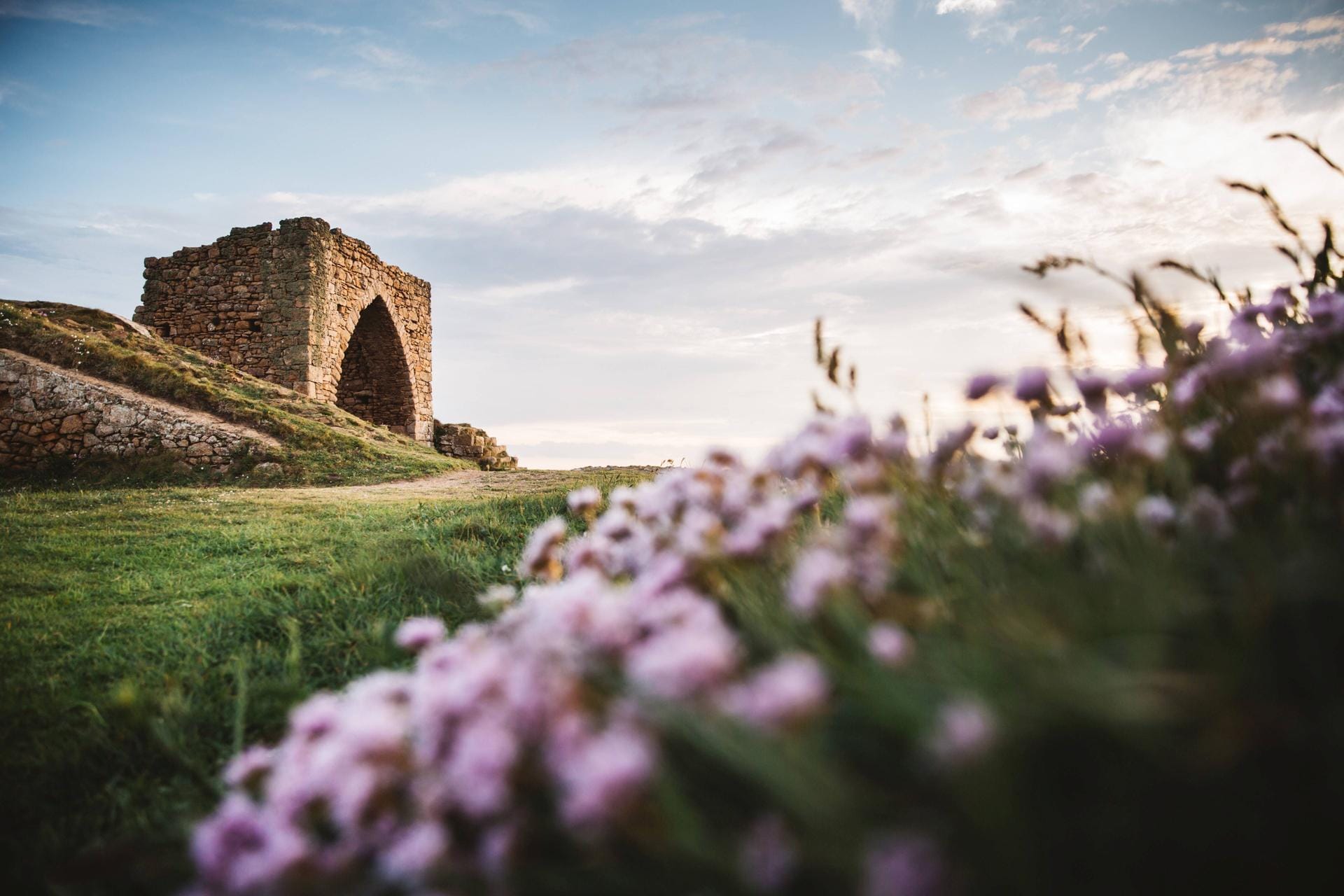 Grosnez Castle: Die Burgruine aus dem 14. Jahrhundert liegt an der Nordküste von Jersey. Grosnez Castle: Die Burgruine aus dem 14. Jahrhundert liegt an der Nordküste von Jersey.