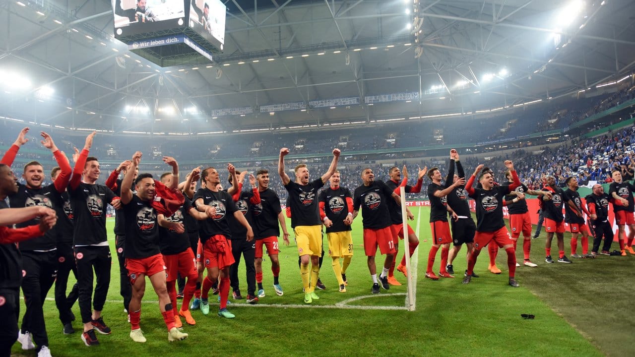 Die Frankfurter Spieler feiern den Sieg auf Schalke mit den mitgereisten Fans. Die Frankfurter Spieler feiern den Sieg auf Schalke mit den mitgereisten Fans.