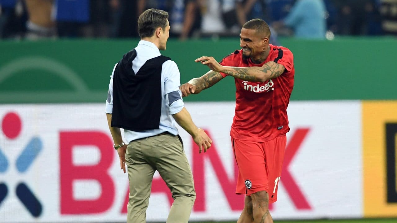 Frankfurts Trainer Niko Kovac und Kevin-Prince Boateng jubeln über den Sieg gegen Schalke 04.