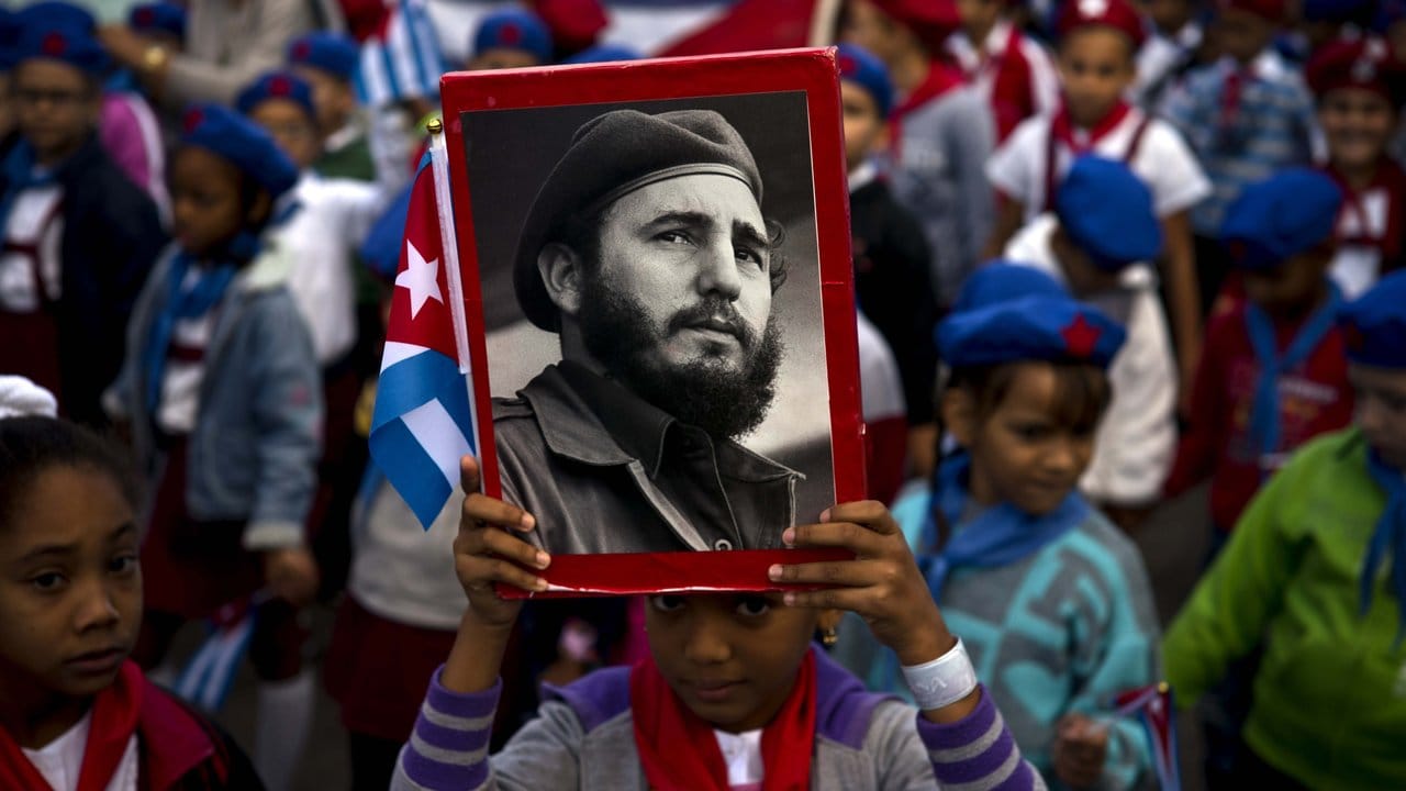 Ein Mädchen hält in Havanna ein Porträt des kubanischen Revolutionsführers Fidel Castro hoch.