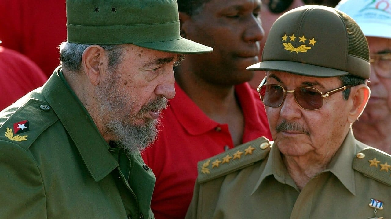 Fidel Castro (l), Präsident von Kuba, und sein jüngerer Bruder Raul Castro, Verteidigungsminister, nehmen am 1.