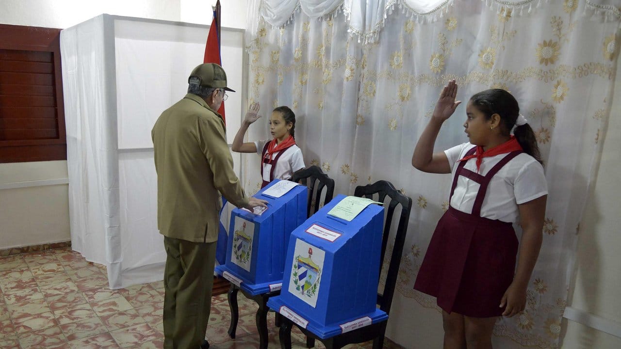 Raul Castro, Staatschef von Kuba, steht an der Wahlurne in einem Wahllokal in Havanna.