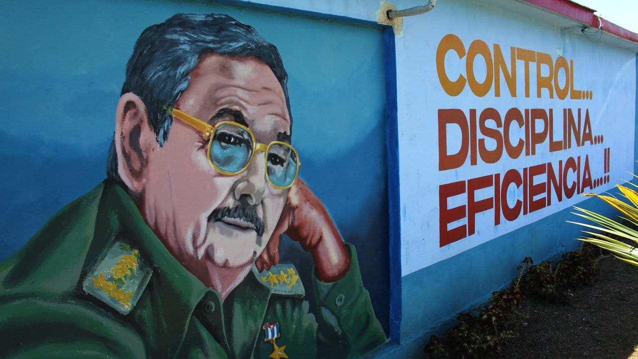 Ein überdimensionales Gesicht des Präsidenten von Kuba, Raul Castro, ist auf eine Wand gemalt.
