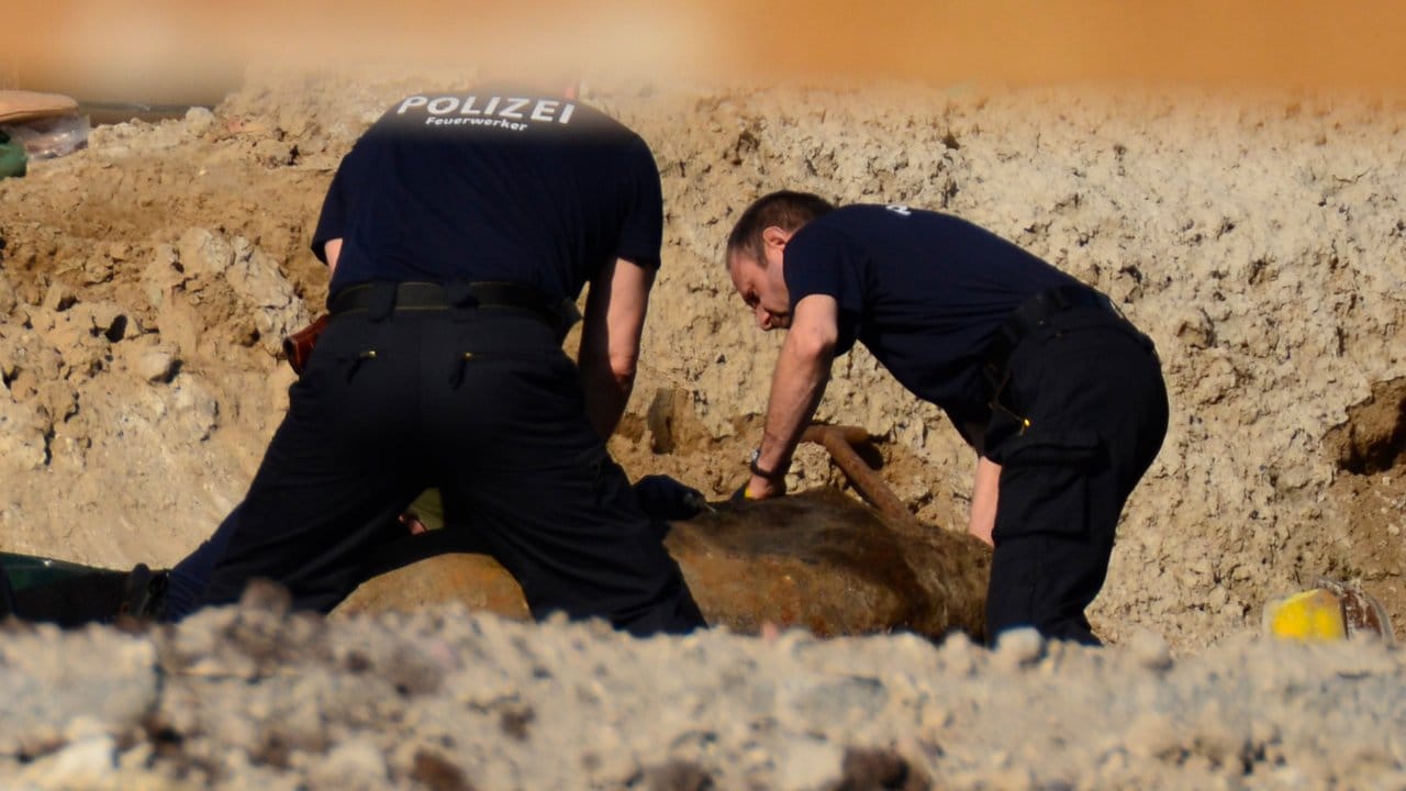 Experten der Polizei bereiten die Bombe für die Entschärfung vor. Experten der Polizei bereiten die Bombe für die Entschärfung vor.
