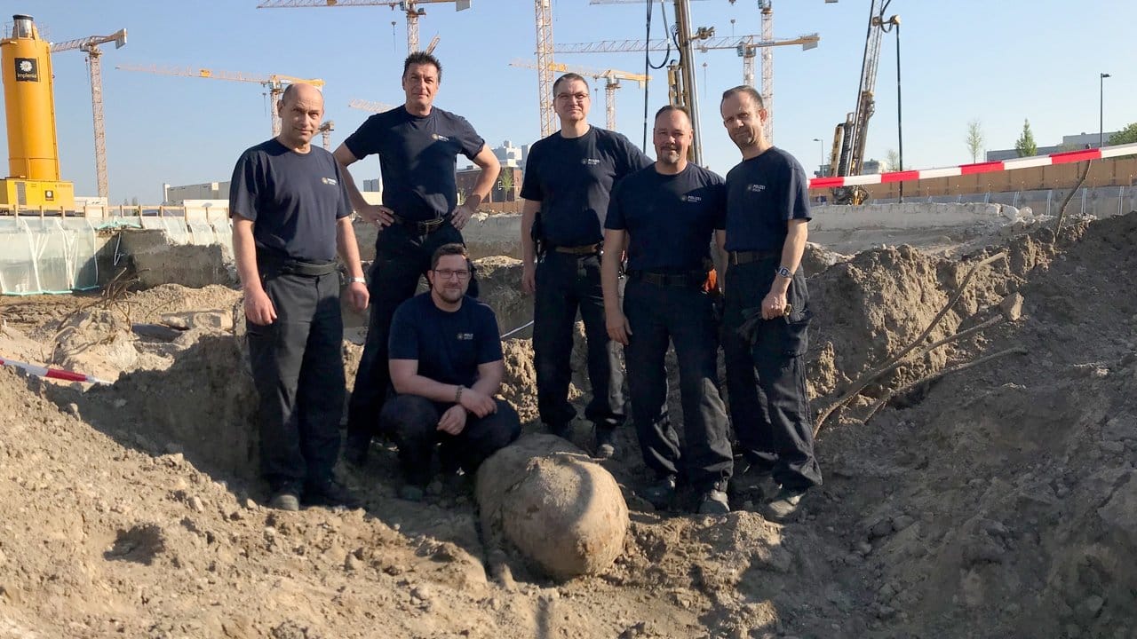 Die Bombenentschärfer vom LKA stehen neben der Weltkriegsbombe. Die Bombenentschärfer vom LKA stehen neben der Weltkriegsbombe.