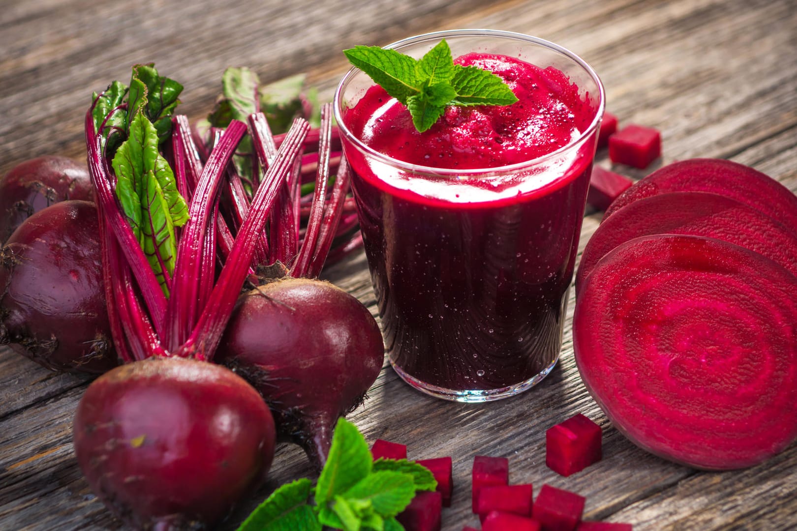 Blutdruck natürlich senken: Rote-Bete-Saft ist ein bewährtes Hausmittel bei Bluthochdruck.