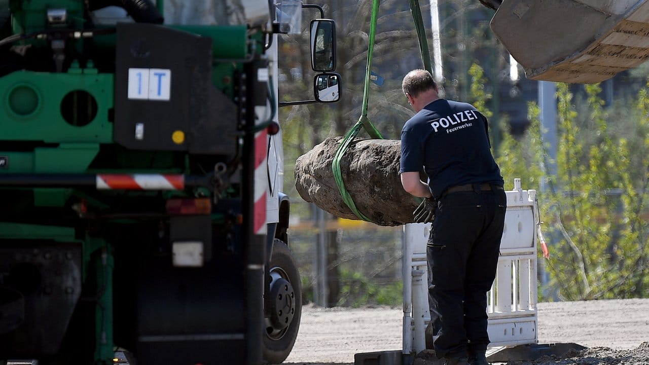 Die entschärfte Weltkriegsbombe wird von Sprengmeister Dietmar Püpke für den Abtransport vorbereitet. Die entschärfte Weltkriegsbombe wird von Sprengmeister Dietmar Püpke für den Abtransport vorbereitet.