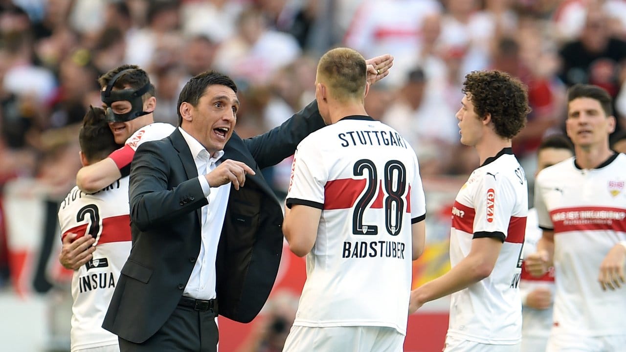 Während sich seine Spieler über das Tor zum 1:0 freuen, gibt VfB-Coach Tayfun Korkut bereits die nächsten Anweisungen.