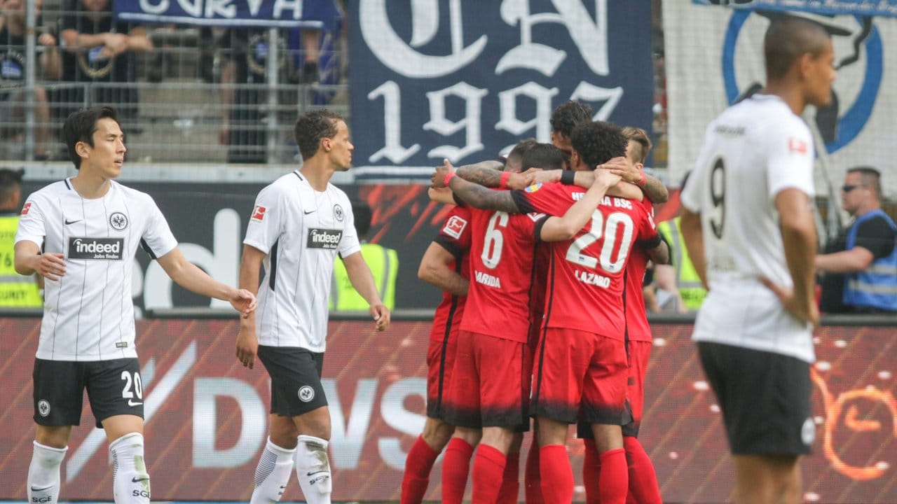 Während sich dier Hertha-Spieler über den 2:0 freuen, macht sich bei den Frankfurtern Enttäuscht breit.