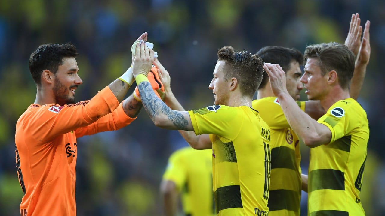 Dortmunds Roman Bürki (l-r), Marco Reus, Sokratis und Lukasz Piszczek feiern den 4:0-Sieg gegen Leverkusen.