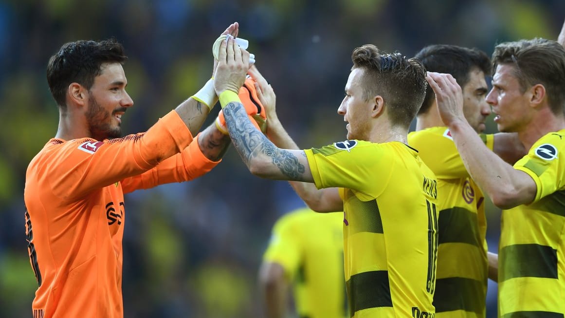 Dortmunds Roman Bürki (l-r), Marco Reus, Sokratis und Lukasz Piszczek feiern den 4:0-Sieg gegen Leverkusen.