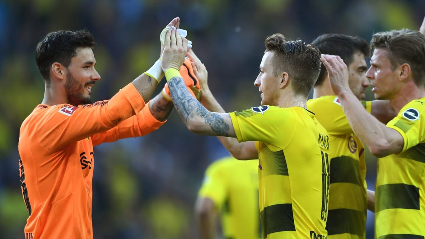 Dortmunds Roman Bürki (l-r), Marco Reus, Sokratis und Lukasz Piszczek feiern den 4:0-Sieg gegen Leverkusen.