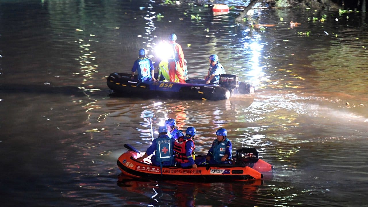 Rettungshelfer suchen im südchinesischen Touristenort Guilin nach weiteren Vermissten. Rettungshelfer suchen im südchinesischen Touristenort Guilin nach weiteren Vermissten.