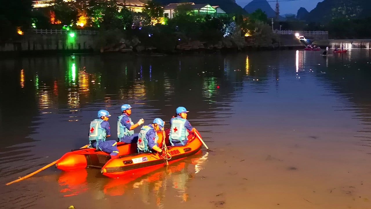 Rettungshelfer suchen nach dem Unglück in Guilin nach Vermissten. Rettungshelfer suchen nach dem Unglück in Guilin nach Vermissten.