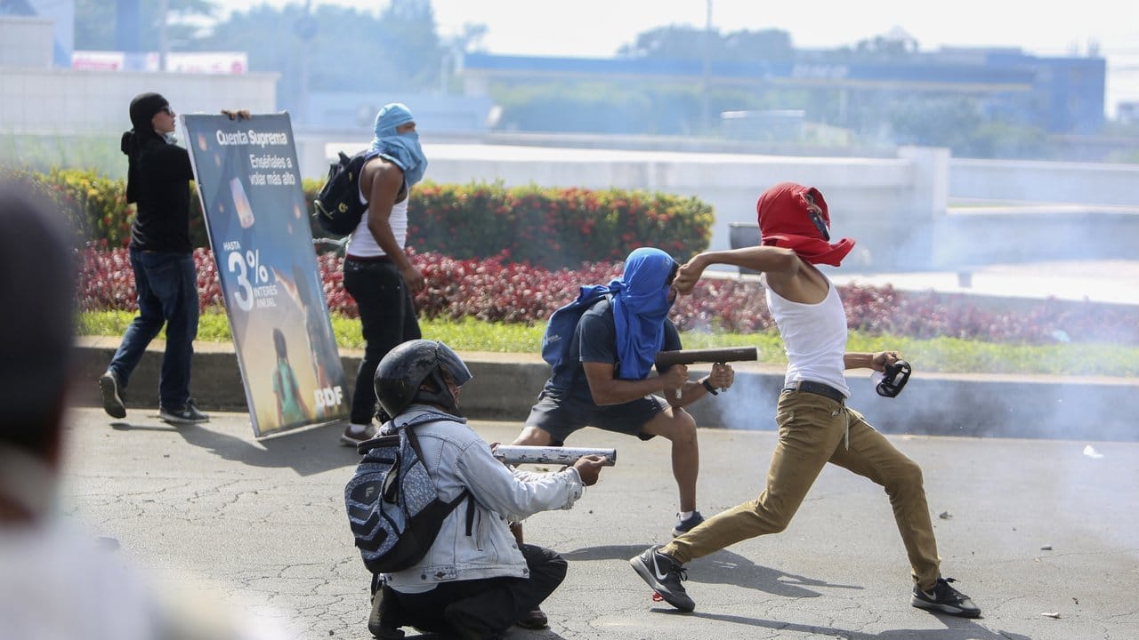 Demonstranten attackieren bei den Protesten die Einsatzkräfte.