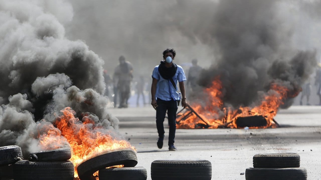 Brennende Barrikaden in Managua: Die Proteste gegen die Erhöhung der Sozialversicherungsbeiträge um bis zu 22,5 Prozent dauern schon drei Tage an.
