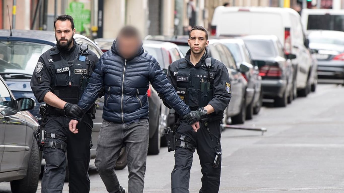 Polizisten führen im Frankfurter Bahnhofsviertel einen verdächtigen Mann ab.