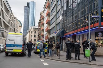 Razzia gegen mutmaßliche Drogenhändler im Frankfurter Bahnhofsviertel.