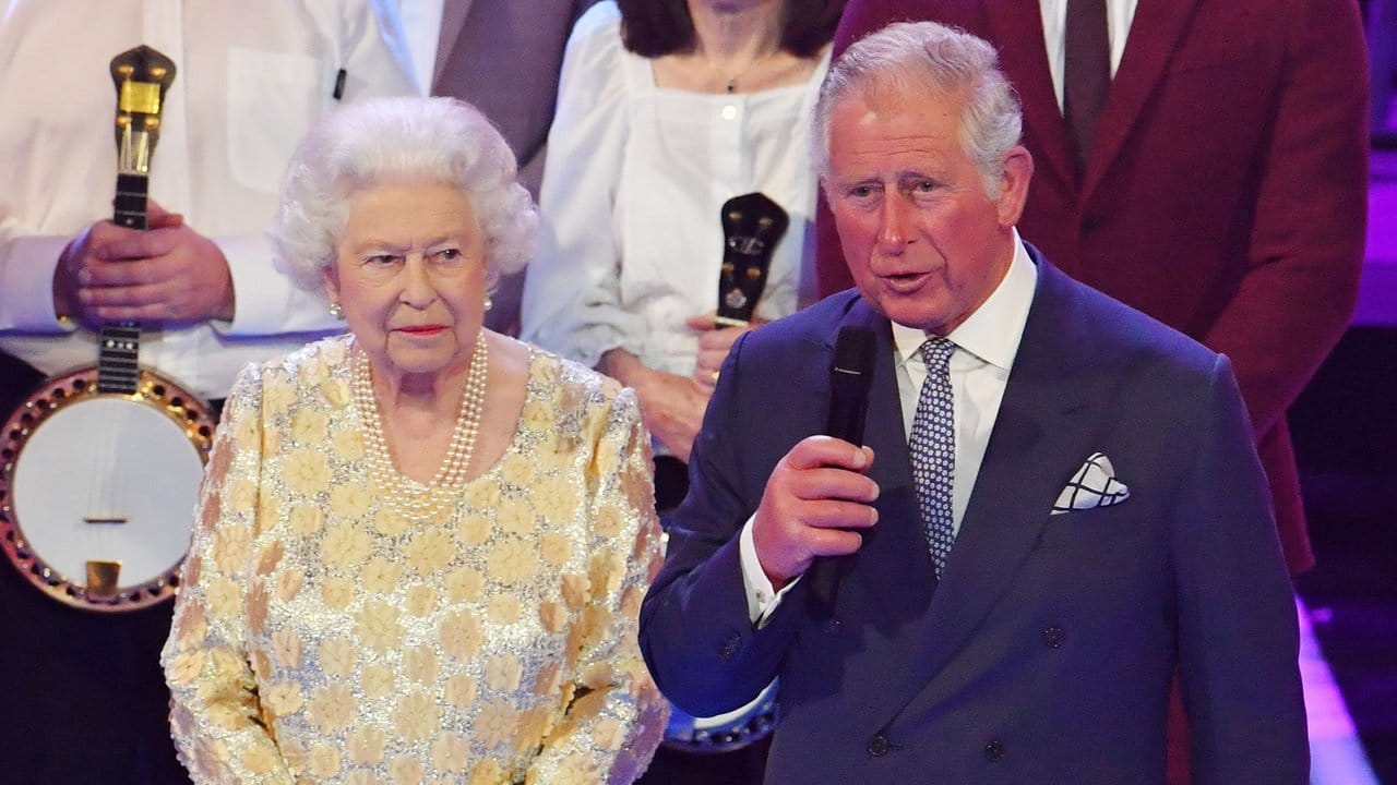 Prinz Charles mit seiner Mutter, Queen Elizabeth, in der Royal Albert Hall.