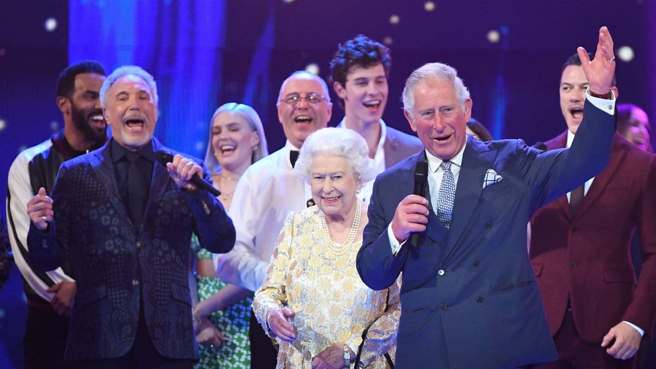 Prinz Charles (r) mit der Queen sowie Tom Jones (l) und anderen Künstler in der Royal Albert Hall.