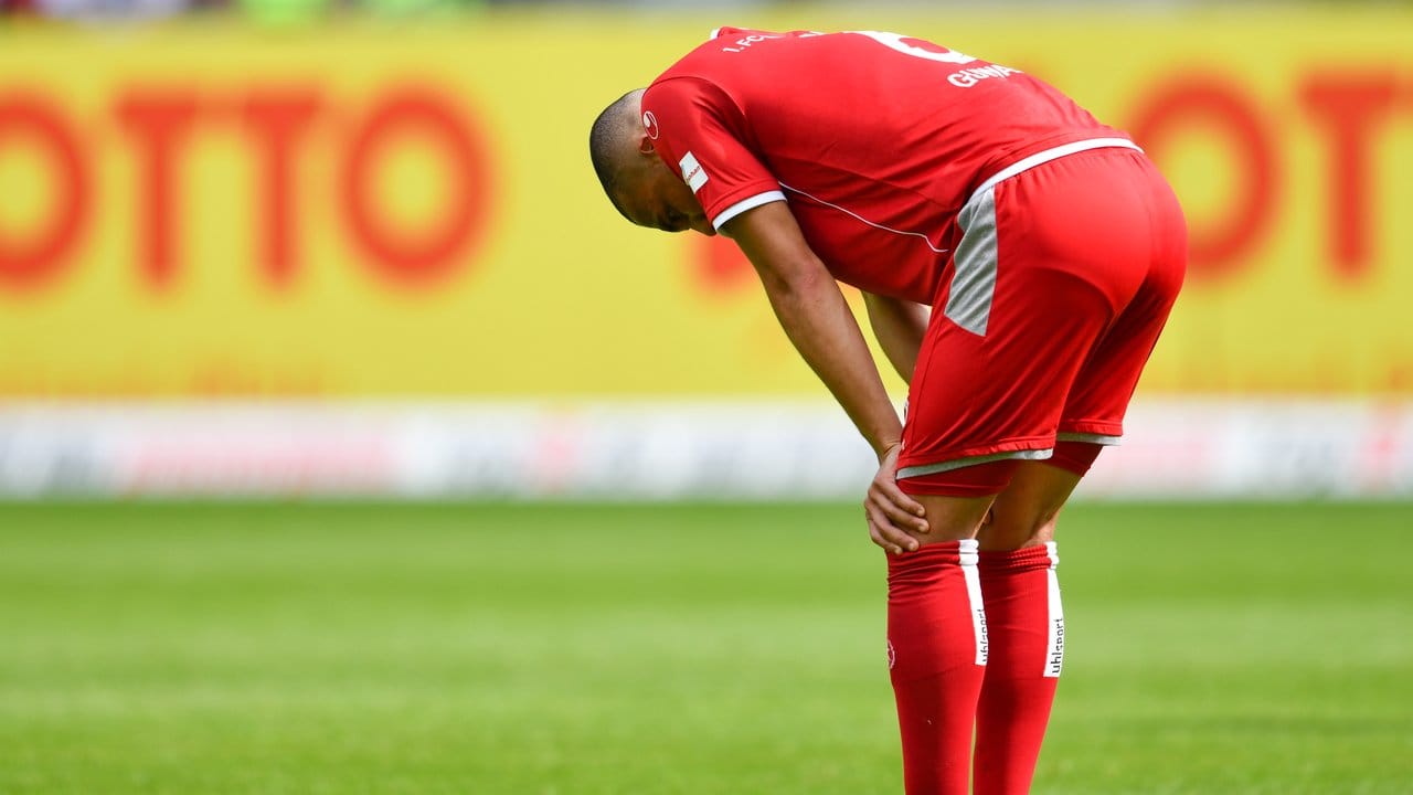 Kaiserslauterns Leon Guwara steht mit gesenktem Kopf auf dem Spielfeld.