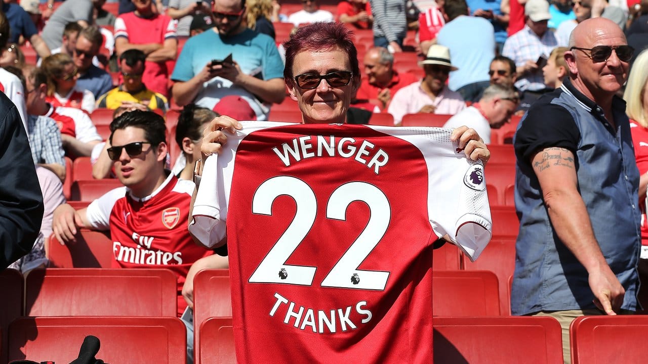"Wenger Thanks" steht auf einem Trikot, das ein Fan beim Spiel gegen West Ham hochhält.