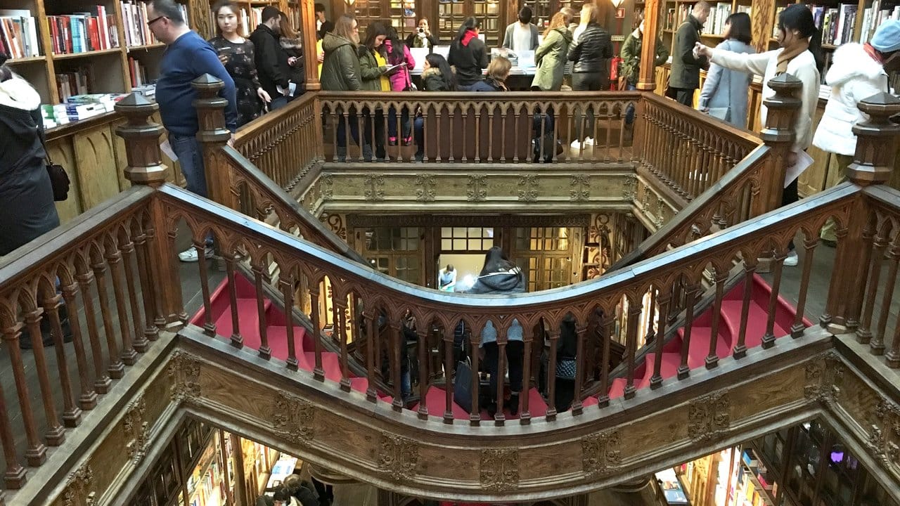 Die Livraria Lello in Porto gilt als eine der schönsten Buchhandlungen der Welt.