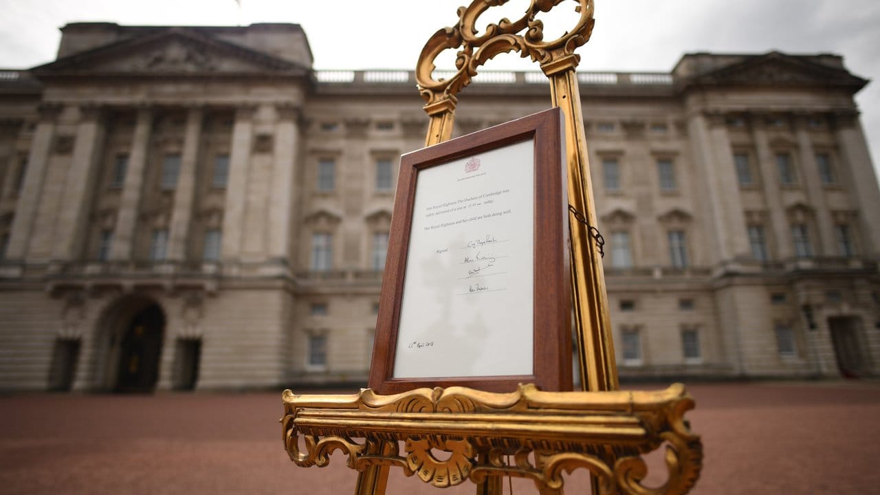 Mutter und Kind wohlauf: Auf einer goldenen Staffelei vor dem Buckingham-Palast wird die Geburt von Kates und Williams drittem Kind verkündet.
