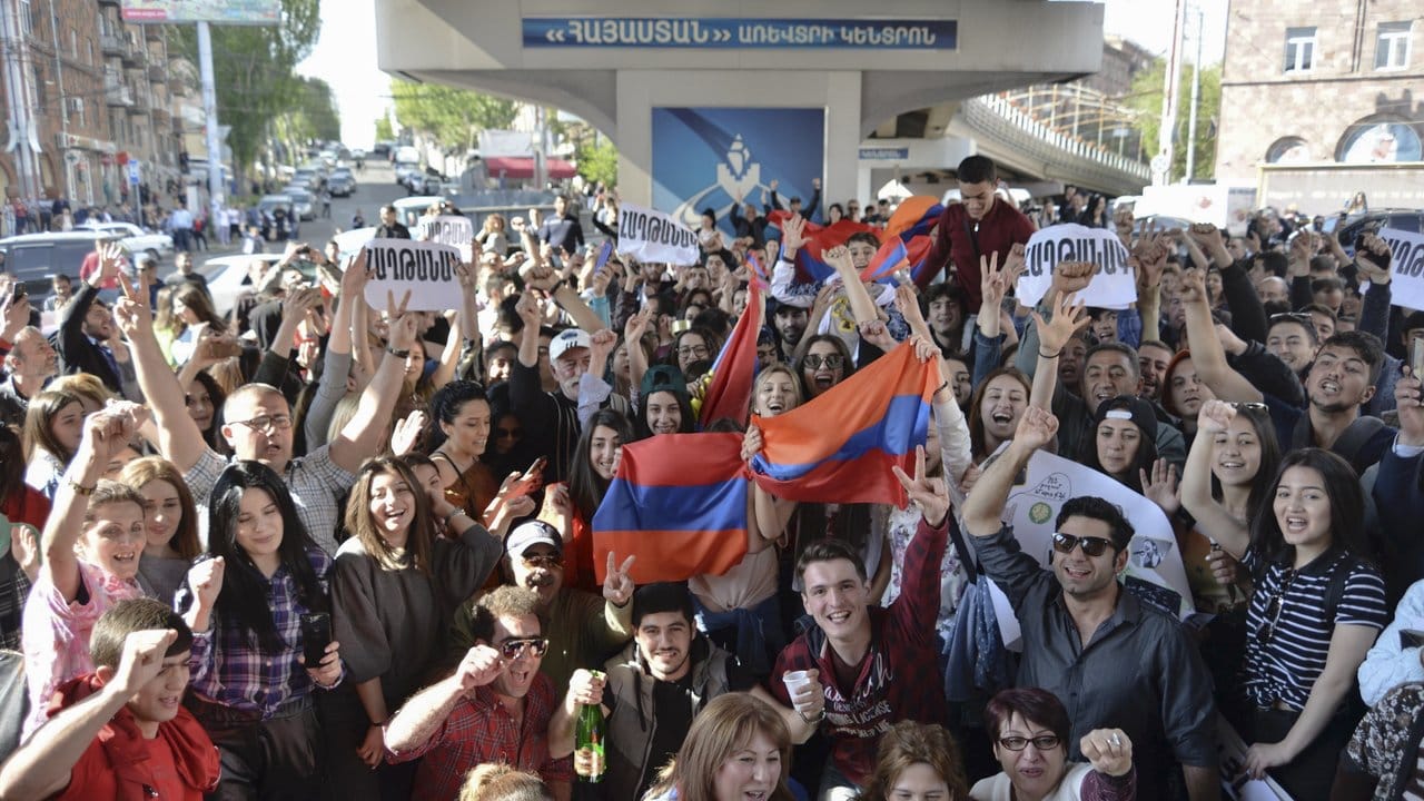 Menschen freuen sich über den Rücktritt von Armeniens Ministerpräsident Sersch Sargsjan.