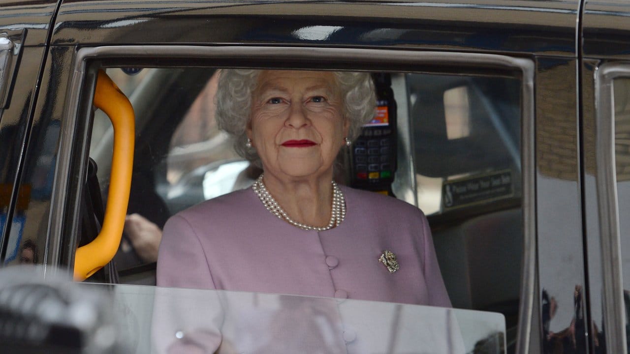 Täuschend echt: Die Queen fährt in einem Taxi am St.