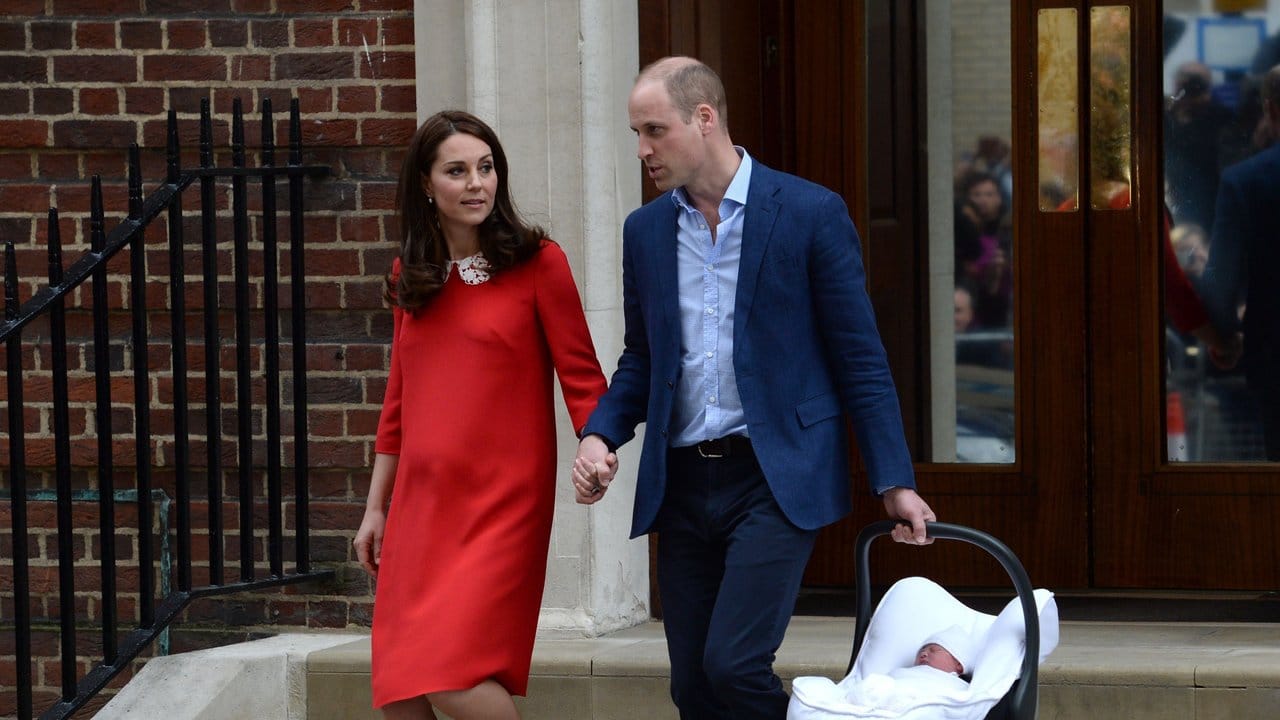 Prinz William und Herzogin Kate verlassen mit ihrem neugeborenen Kind das St.